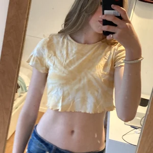 Topp - Jättefin, kort ”Crop-top” sitter superfint  Passar både xs och s Hör av er för mer info