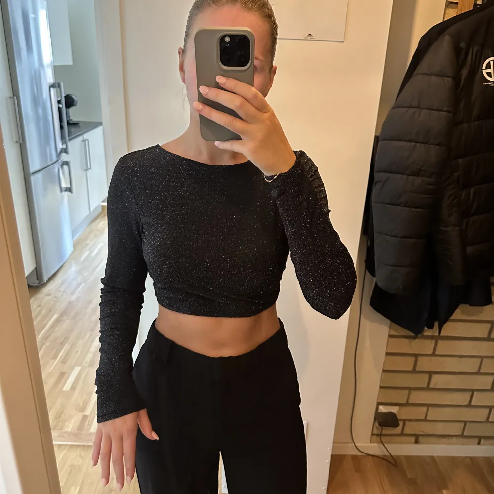 Svart glittrig croptop från NA-KD i storlek S. Öppen rygg. Toppar.