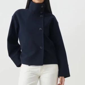 Blå kappa - Säljer denna fina blå kappa då den inte kommer till användning. Använd fåtal gånger (slutsåld på deras hemsida)