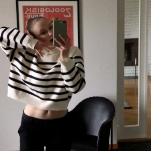 Randig stickad hoodie - Randig stickad hoodie i blått och vitt från zara ✨ Storlek: S