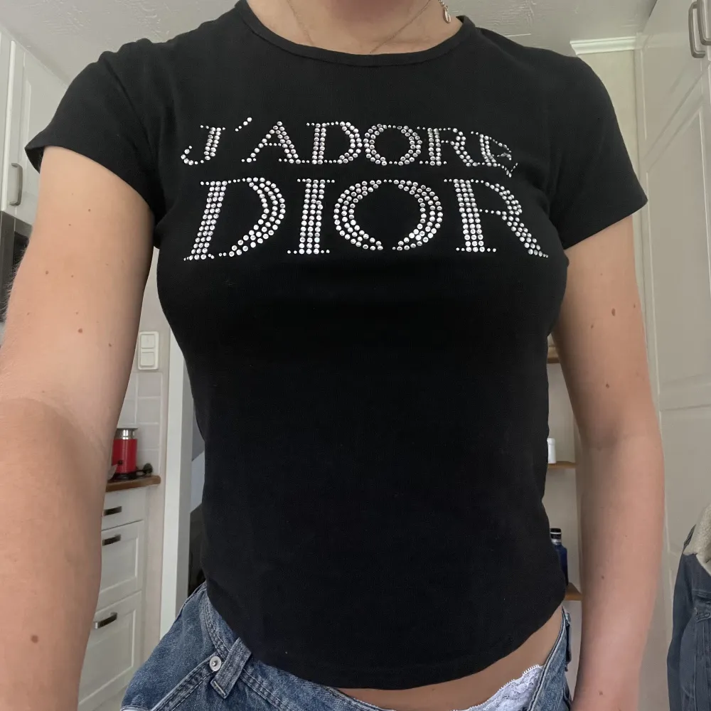 Christian Dior tshirt. Alla diamanter är kvar. Jag är storlek S för referens🌟. T-shirts.