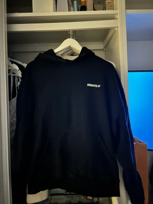 Arigato hoodie  - Svart arigato hoodie. Den är herr, står inte storlek i men skulle gissa på xs och passar mig bra som är s!❤️ snörena är inte i just nu men sätts in innna den skickas ☺️köptes för 1900 tror jag!