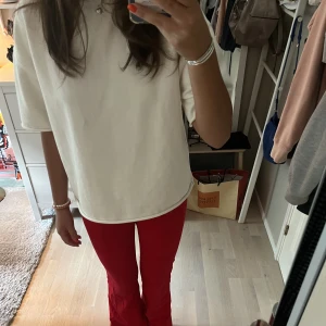 Röda sammets byxor!! - Hur snygga👸🐆❤️ tyvärr för små för mig dock. Dem är använda med lite slitage men fortfarande i gott skick. Inte jag på sista bilden, köpa på plick. 