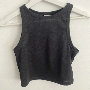 Svartglittrig crop top - Svartglittrig crop top från H&M använt fåtal gånger inga defekter