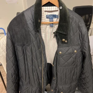 Ralph lauren vintage hunting jacket  - En äldre vintage jägar jacka som inte längre kommer till användning. Den har inte använts i de syfte som den är gjord för så den är fortfarande i bra skick! Den har en polyester krage och en mocka detalj på högra axeln. En sjyst vår jacka. 
