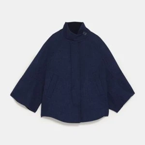 Kappa marinblå - En jättefin och populär marinblå kappa från Zara som är knappt använd. Perfekt till hösten. 