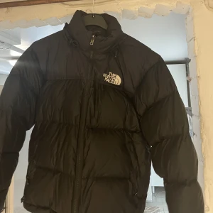 Nothface jacka  - Northface jacka i herrstorlek S. Passar tjejer också men då blir den oversized. Väldigt fint skick utan några skador. Nypris på Zalando: 3095kr 