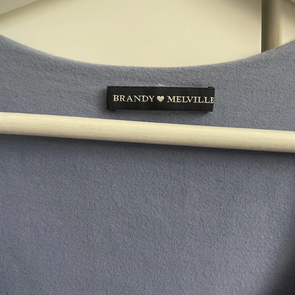 Blommig t-shirt från Brandy Melville. T-shirts.