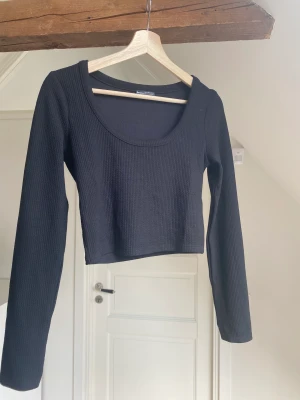 Svart långärmad - Superfin svart långärmad tröja från berska, söker då den inte kommer till användning. Helt oanvänd endast testad💗