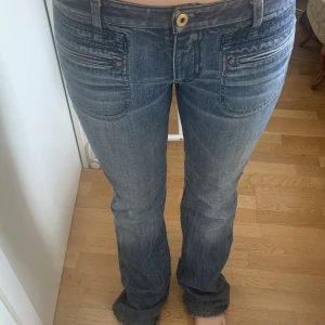 Lågmidjade diesel jeans - Säljer då dessa är för små för mig. Är 100% bomull så inte särskilt stretchigt men snyggt och rejält tyg. Är i storlek 29 men skulle säga att de är mindre än så, övre jeanskanten är ca 86 cm. Är bara att skriva vid fundering/ifall nån vill ha fler bilder