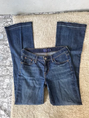 Levis jeans - Jättefina lowwaist Levis jeans! Skit najs färg och sitter så fint! Storlek 26 och har även tagit upp byxorna längst ner så dem är en perfekt längd på mig som är 176!❤️ kan tyvärr inte visa bild på då dem är för små för mig😕