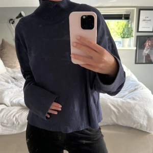 Stickad tröja - SÅÅÅ snygg stickad tröja med unik krage och snygga armar 😍 Fin blå färg och passar perfekt till hösten ❤️ Säljer för jag har för mycket stickat 😖