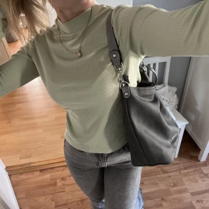 Tröja - Jättesöt och skön tröja! Använd fåtal gånger så tröjan är som nyskick💕