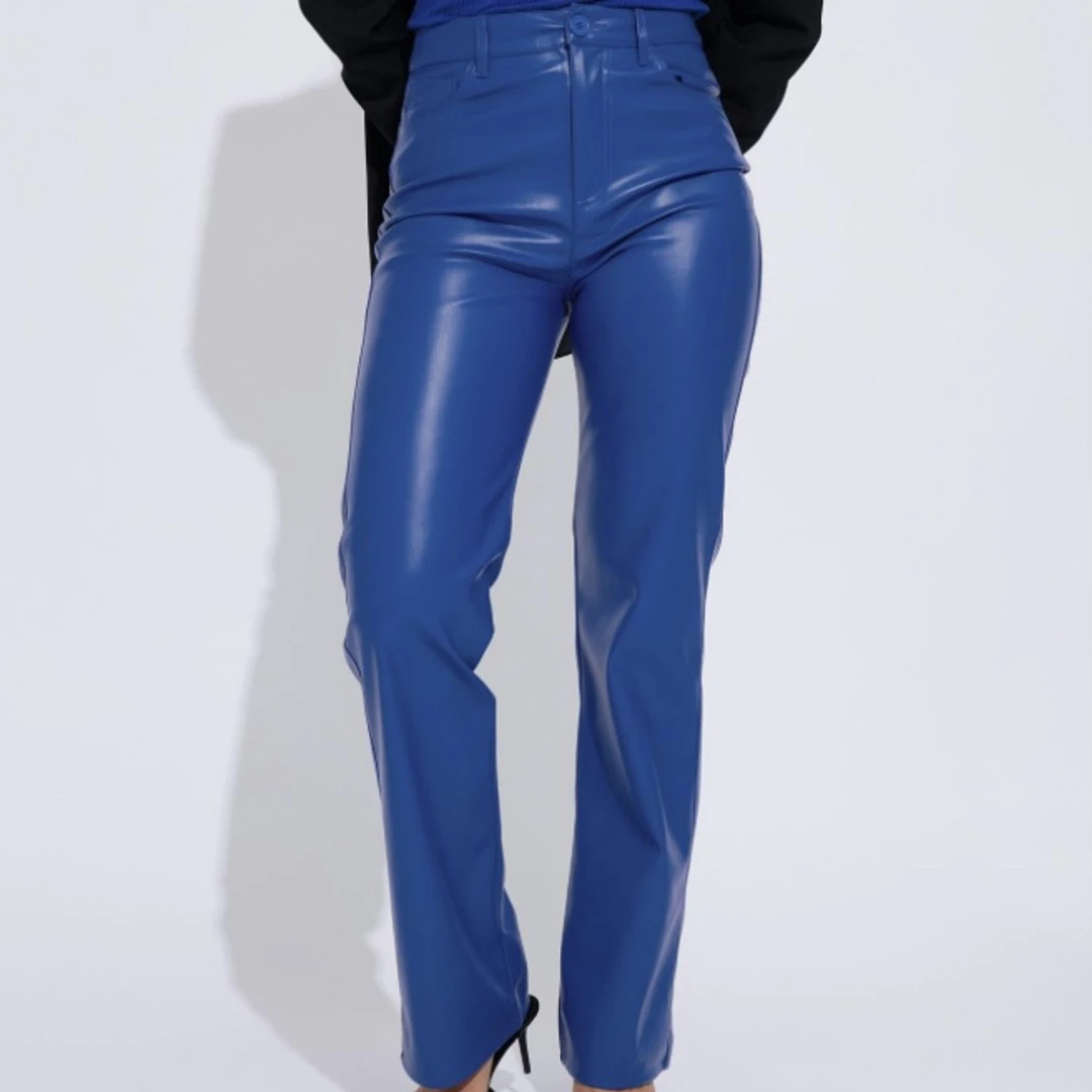 Blå fejk skinnbyxor - 91