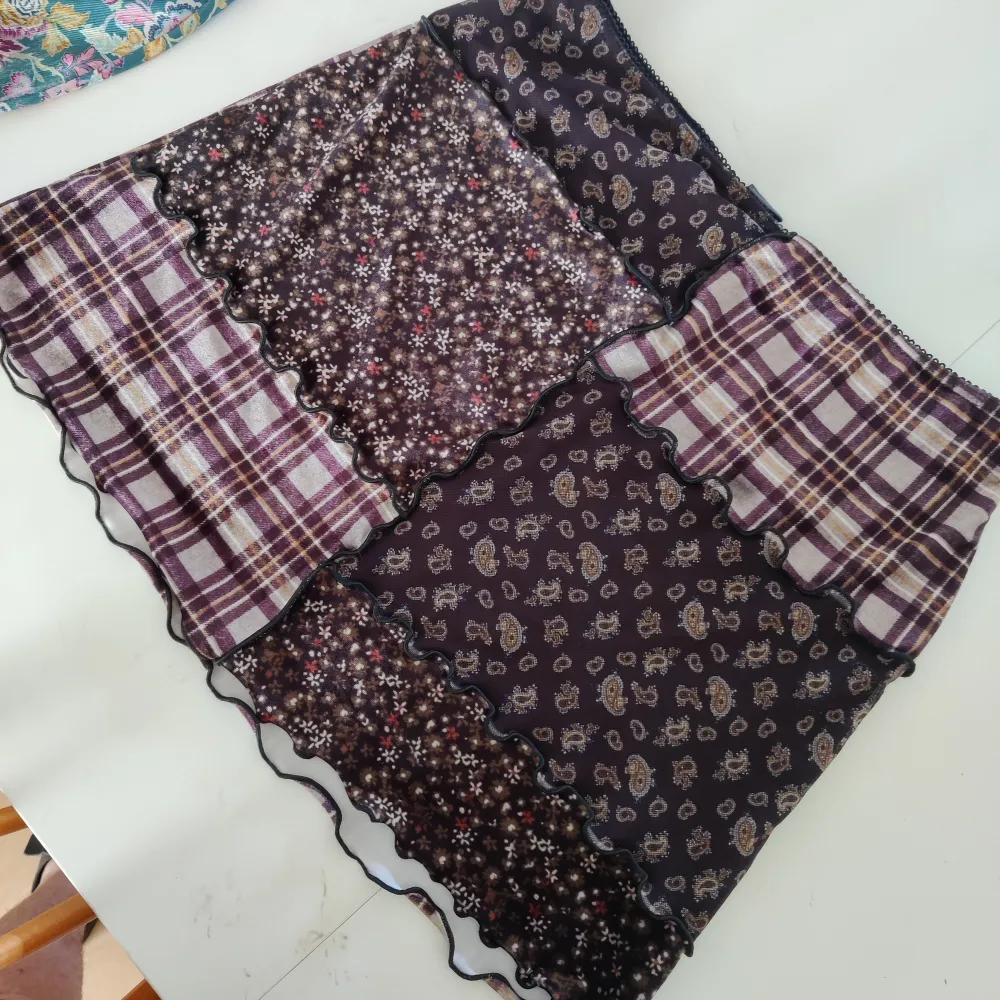 Skirt length 42cm suitable for waist between 80 and 105 cm  Stretchy thick material. first picture is the front and second picture is the back. barely worn.. Kjolar.