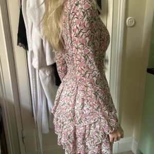 Kort klänning - Säljer en jättesöt slutsåld zara klänning i storlek S. Enda defekten är att resåren har en lös tråd på ena armen, det är ej synligt❤️