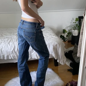 Diesel jeans - Retro lågmidjade Diesel jeans i bra skick, säljes då de blivit för stora för mig! Breda ben och baggy fit. 
