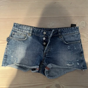 Zadig & Voltaire Shorts - Blå korta jeansshorts från Zadig & Voltaire i storlek 26/27 ca. 