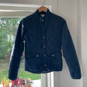 Marin blå Hampton Republic jacka - Marinblå jacka, toppen till hösten och våren, skönt material och sitter snyggt på. Barnjacka.