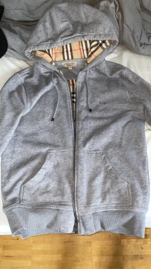 Burberry zip Tröja  - Hej säljer en burberry kofta o storlek M som jag vuxit ur 