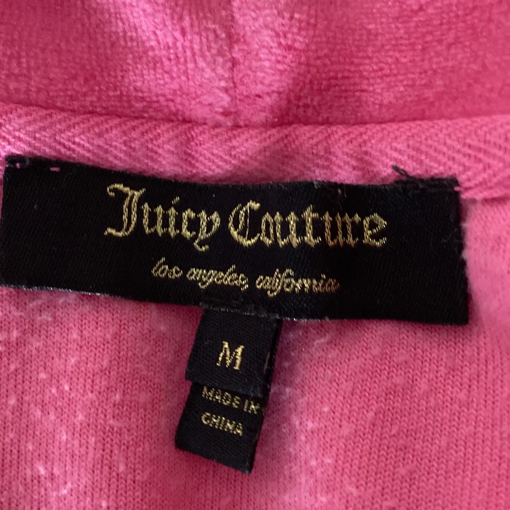 En rosa juicy couture Hoodie i storlek M men sitter som S. 🩷. Hoodies.