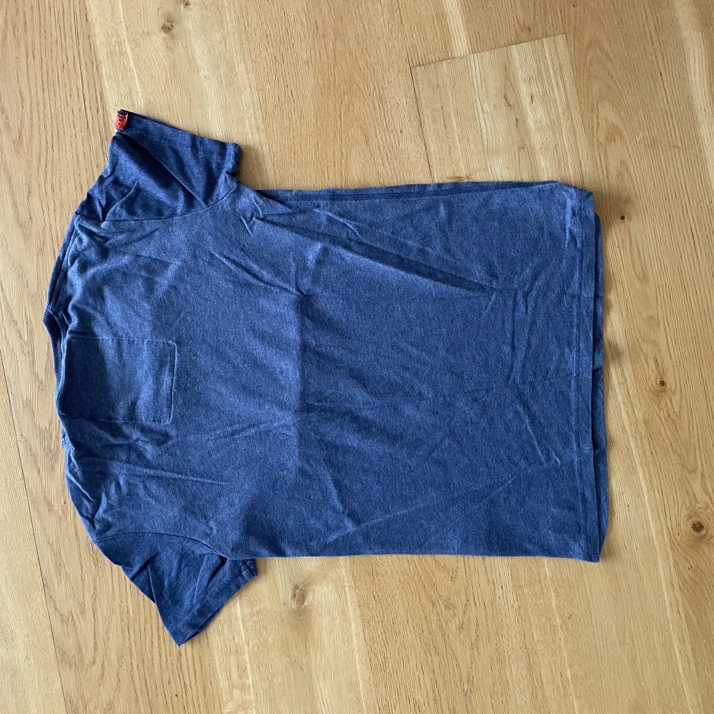 Fin mörkblå Superdry T-shirt i väldigt bra skick. T-shirts.