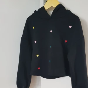 Svart tröja - Svart tröja. I fin skick. Storlek 140.