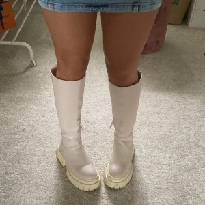 Vita boots - Säljer dessa vita boots som jag köpt här på plick men aldrig använt dem själv då de är lite för små för mig. Supersnygga, skriv för fler bilder❤️‍🔥