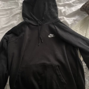 Nike hoodie - Svart Nike hoodie med luva Lite använd men i fint skick!