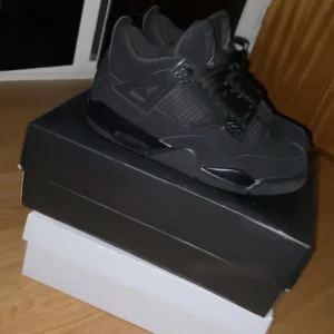 Jordan 4 Black Cat - Jordan 4 Retro Black Cat (2020) äkta storlek 43 Oanvända 10/10 Skriv för mer bilder och bud Säljer då de inte är min storlek  Box ingår DS  ÄKTA