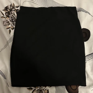 Minikjol  - Svart minikjol i strl 38 🥰