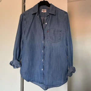 Levis jeansskjorta - Blå jeansskjorta från Levis i modell boyfriend fit 💙storlek XS men känns mer som S