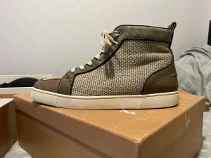 Christian louboutin high top sneaker - Storlek 44.5, kommer endast med box. Skick enligt bilder. Nypris 9000kr