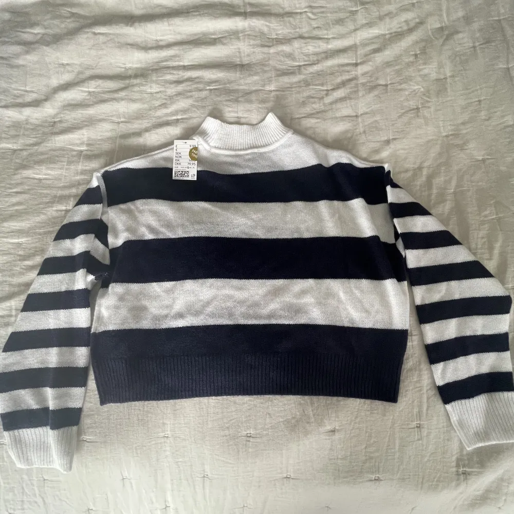 Säljer denna mörkblåa/vitrandiga tröja från Hm i storlek S. Fick den i present för något år sen men har aldrig kommit till användning. Nyskick (lapp kvar) . Stickat.