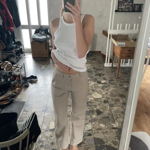 Beiga Jeans  - Ett par skor snygga Carin Wester jeans i storlek 36, säljer då det är för korta för mig, (180cm). Sitter skitsnyggt på, midwaist
