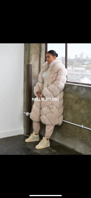 Äkta pälsjacka - Säljer min pälsjacka i storlek S från Nellie Studios UK då jag aldrig fått tillfälle att använda den. Skulle säga att den sitter som en S/M, alltså att den passar båda storlekarna:) Vid intresse eller för fler bilder, bara att höra av er:)