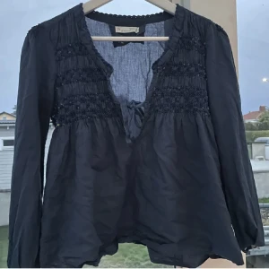 Odd Molly blus - Odd Molly blus med jättegulliga detaljer och paljetter, köpte här på Plick men den var tyvärr lite stor på mig🤍