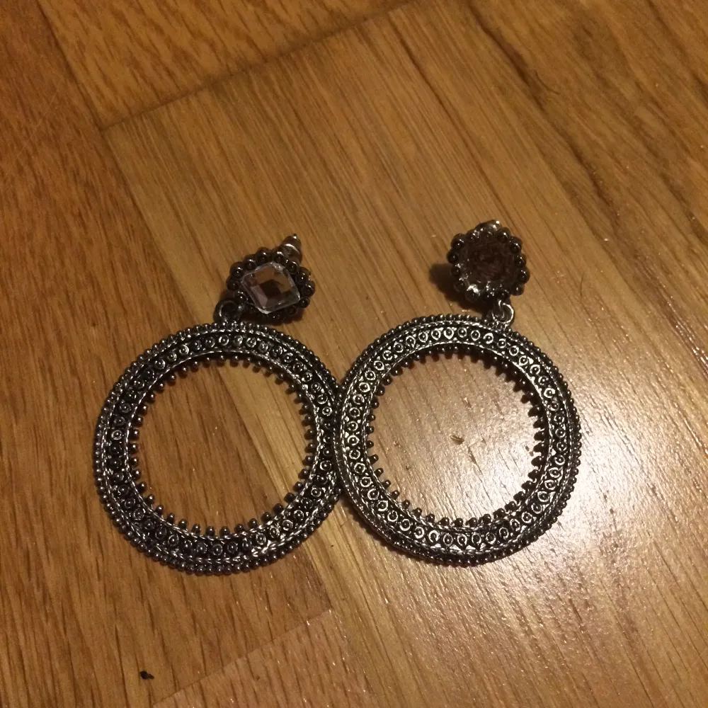 supersnygga runda örhängen. en diamant från ena örhänget är tyvär borts därav priset (det syns knappt). . Asusteet.