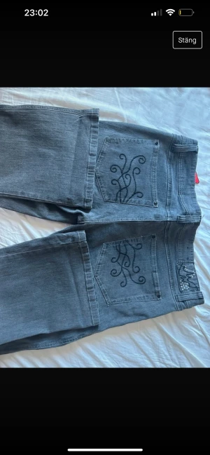 Lågmidjade jeans - Lågmidjade jeans, midja 48, innebenslängd 84, bensöppningen 25.