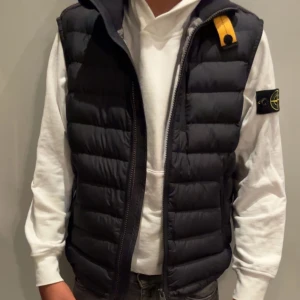 Väst - Hej jag säljer en parajumper väst i storlek 12 år i bra skick ny pris 2800 jag säljer för 1400 pris kan diskuteras 