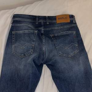 Säljer mina replay jeans pga för stora, använda 2 ggr. Nypris 1500