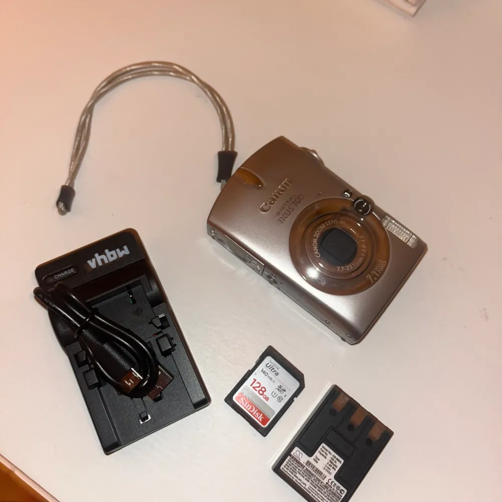 Jättefin digitalkamera från 2005 med nytt batteri och laddare som fungerar super! . Övrigt.