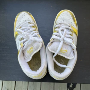 Nike skor - Storlek 42,5. Gratis men frakt kostar. Använda, aning slitna men däremot är de rena.