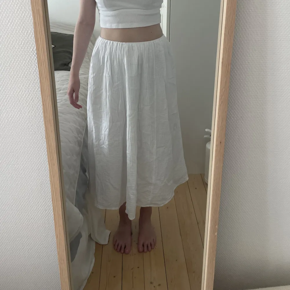 Hej! Jag säljer min kjol från fjolårets kollektion som Sanna Jörnvik gjorde för NA-KD. Jag är 174 cm lång. Köparen står för frakten.. Kjolar.