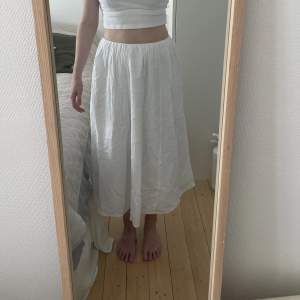 Hej! Jag säljer min kjol från fjolårets kollektion som Sanna Jörnvik gjorde för NA-KD. Jag är 174 cm lång. Köparen står för frakten.