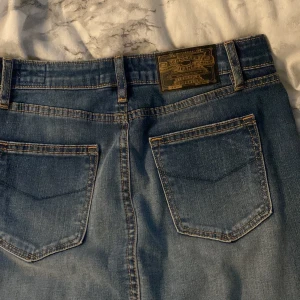 Lågmidjad kjol - Jätte fin lågmidjad kjol storlek xxs men passar till o med mig som är S