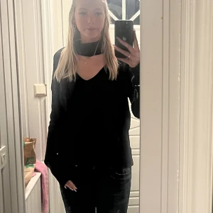 Stickad polo tröja  - Säljer min älskade stickade tröja som är ifrån Nelly. Den är svart och har en krage och hål vid bröstet. Otroligt fin och skön, väldigt lång i armarna också. Den är i bra skick💕