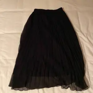 Plisserad kjol från HM som är i fint skick, är i storlek xxs men bra stretch i midjan så passar mig med storlek xs/s skulle gissa att den även passar M. Tryck gärna på köp nu och använd plicks frakttjänst 