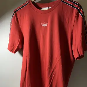 Tja, säljer en Adidas Originals T-Shirt. Använd ett par gånger men är i toppskick, strlk M. Skriv om du har funderingar😁