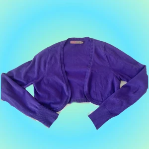 Kofta - En kort kofta som passar till alla tillfällen. En cool och snygg detalj till din outfit som dessutom håller dig varm! Använd någon enstaka gång. Gott skick. Vid högt intresse gäller budgivning annars först till kvarn! +39kr frakt